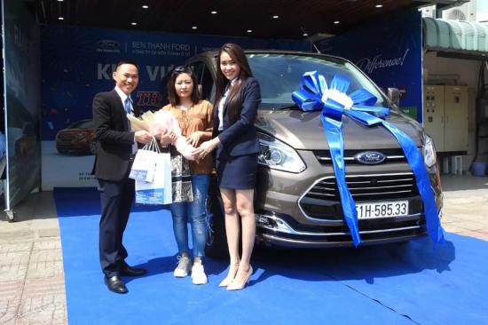 Giao xe Ford Tourneo đầu tiên về đội Chị Nguyễn Việt Như Ý