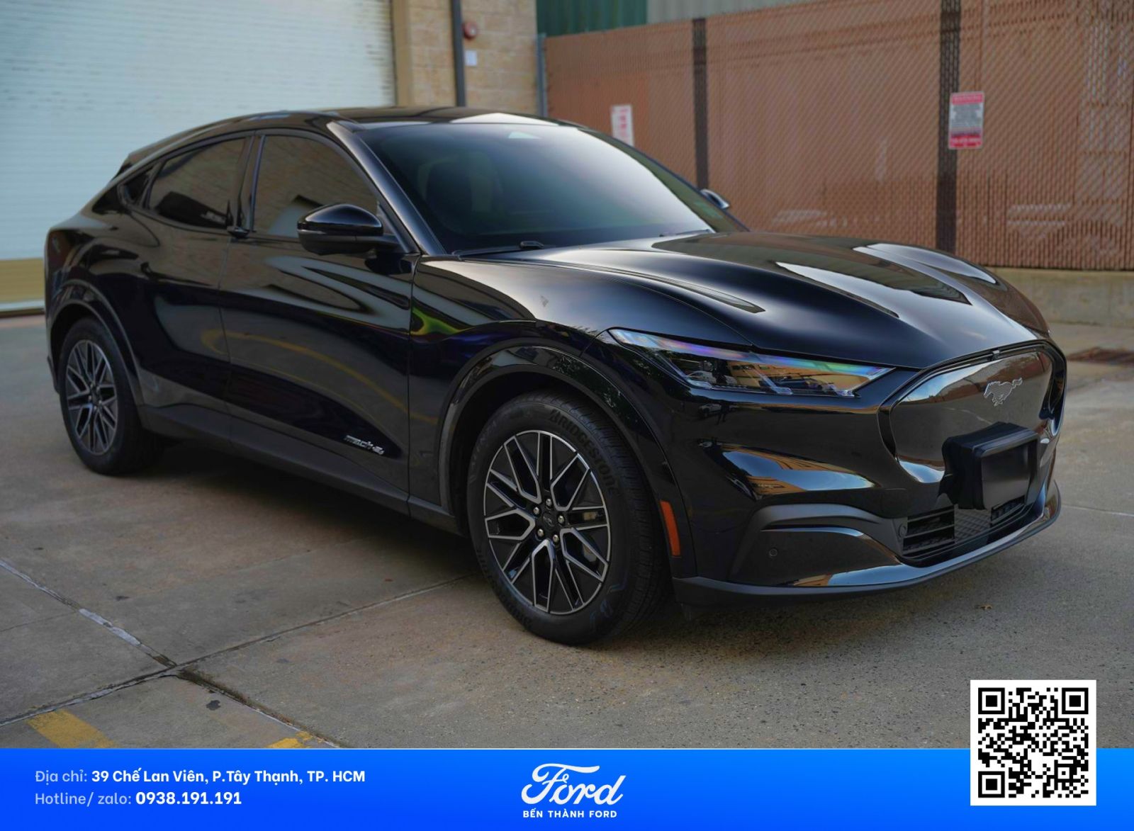 BÊN HÔNG XE MUSTANG MACH-E PREMIUM AWD MÀU ĐEN