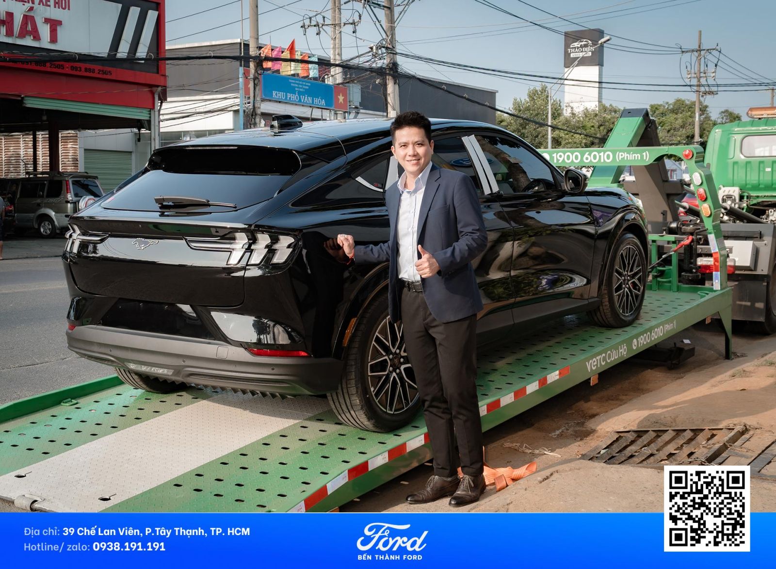 Bàn giao mustang mach E màu đen