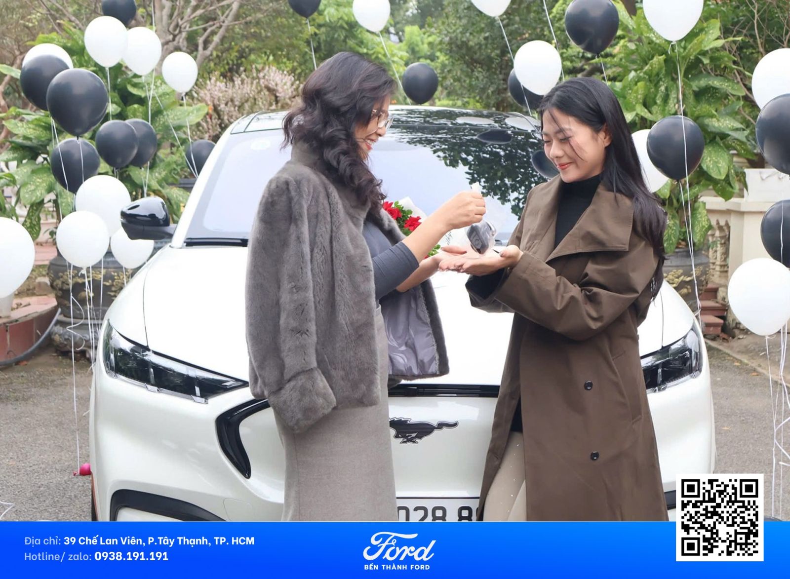 Bàn giao mustang mach E màu trắng