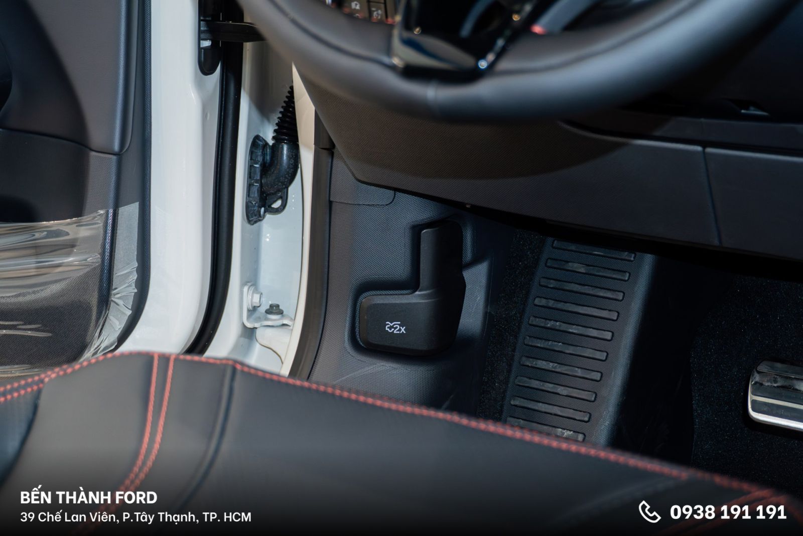 Khu vực chân ghế lái Ford Mustang Mach-E