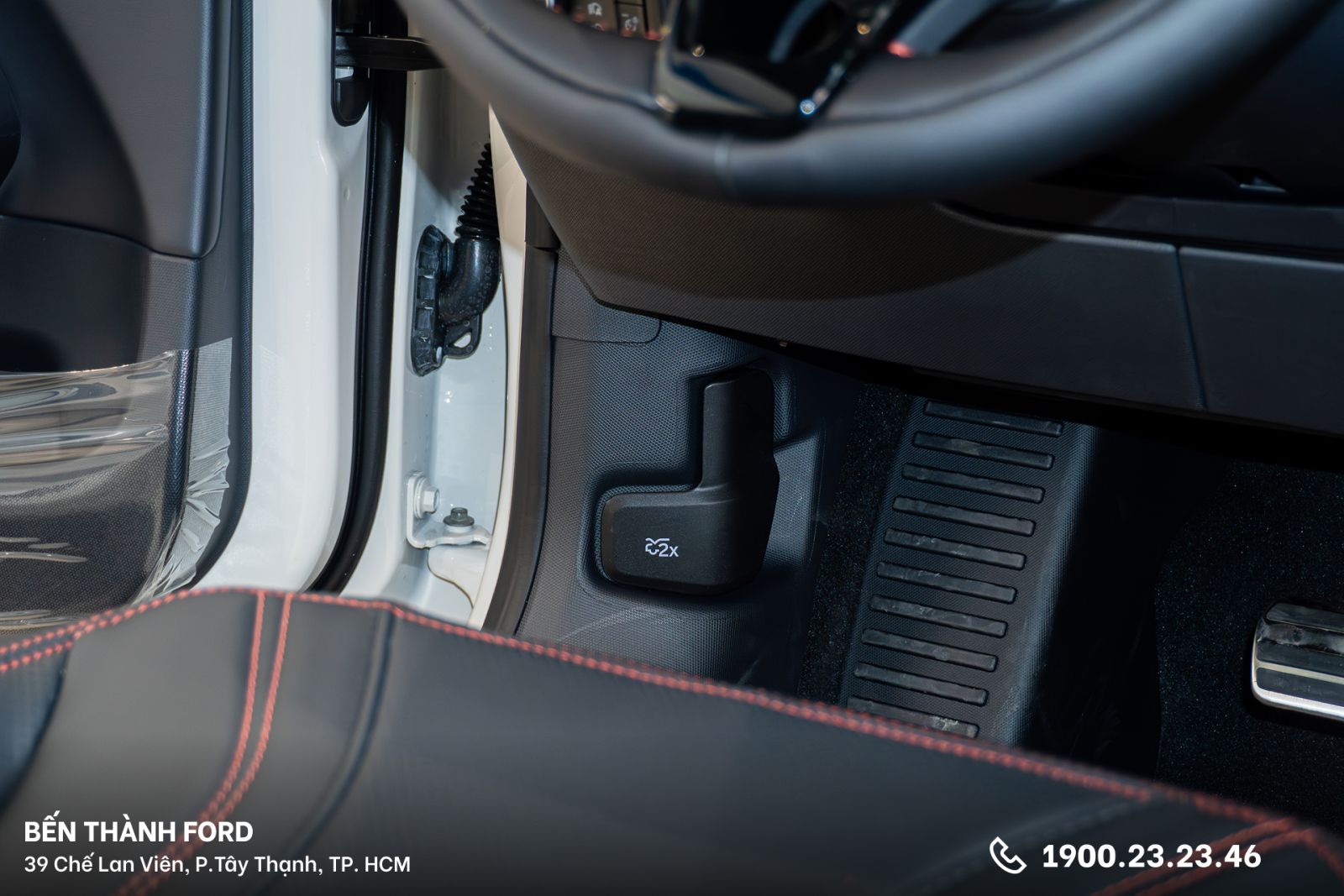 Khu vực chân ghế lái Ford Mustang Mach‑E 