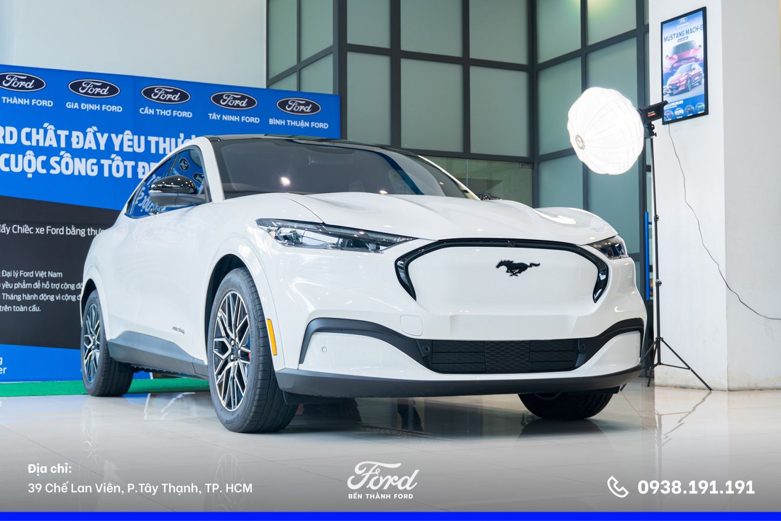 Xe điện Mustang Mach-E màu trắng 