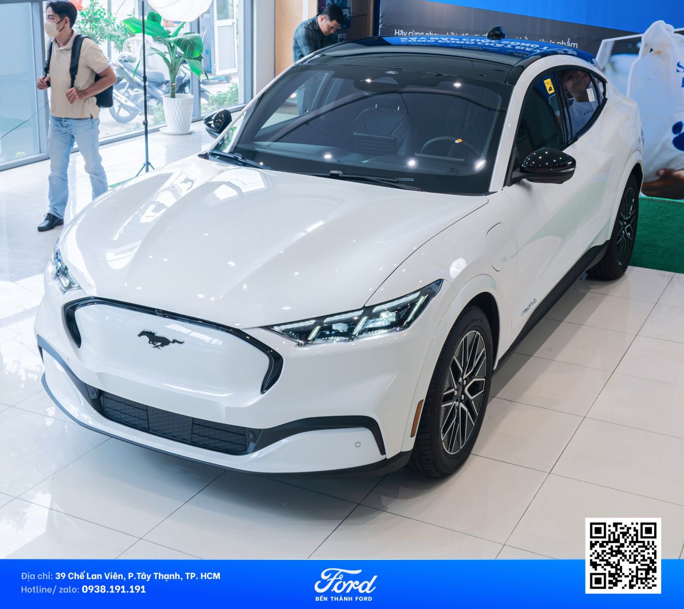 cận cảnh xe Ford mustang mach e màu trắng