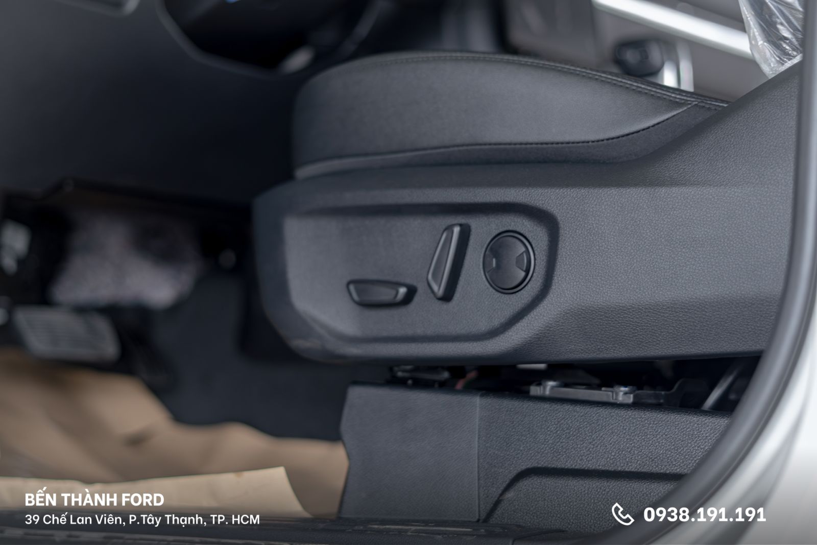 Ghế lái và ghế khách chỉnh điện 8 hướng