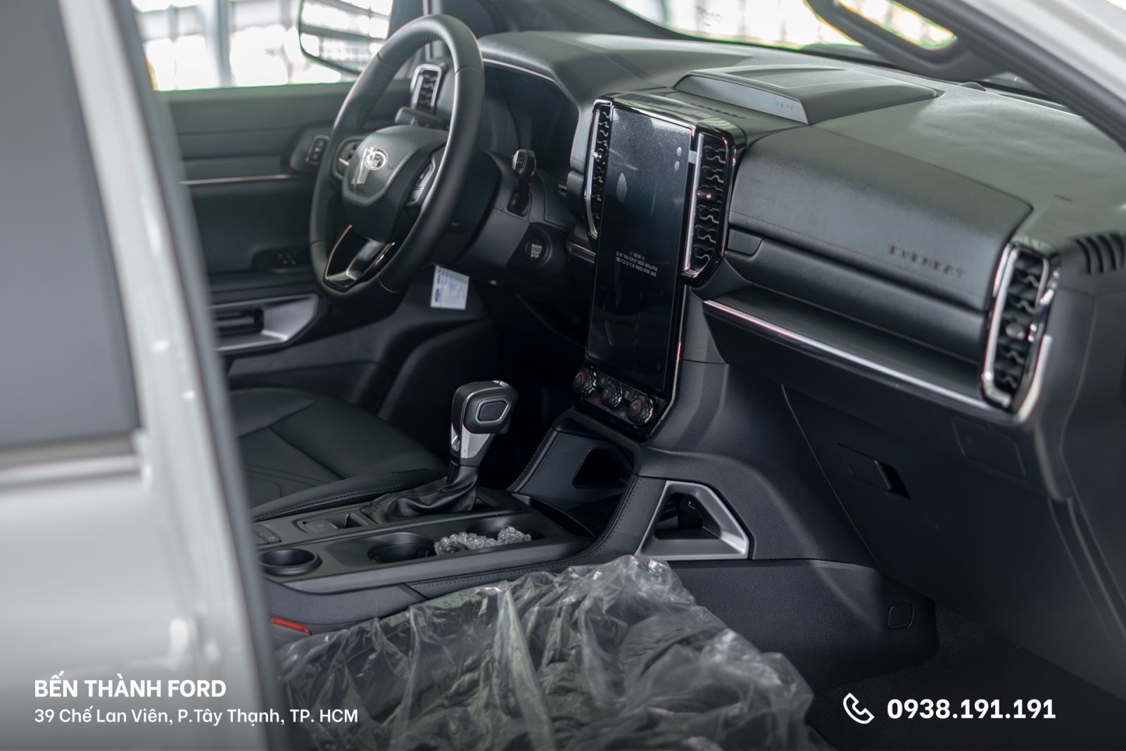 màn hình và nút bấm trong khoang nội thất Everest Titanium 2.0L AT 4x2 